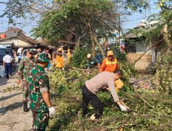 Polsek Cikarang Pusat Bersama Instansi Terkait Gelar Kerja Bakti Bersihkan Saluran Irigasi di Hegarmukti