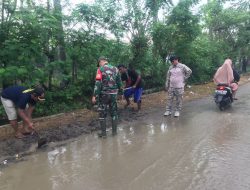 Pemdes Karang Segar dan Babinsa Koramil 11/Pebayuran Gelar Kerja Bakti Di Kp Babakan Rengas