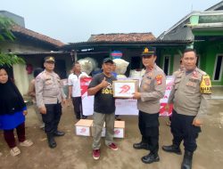 POLSEK BANTARGEBANG GELAR BHAKTI SOSIAL BAGIKAN SEMBAKO UNTUK WARGA SLUM AREA DALAM RANGKA HUT BHAYANGKARA KE-79