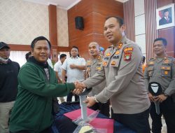 Sambut Hari Bhayangkara ke-79, Polres Metro Bekasi Serahkan 10 Sepeda Motor Hasil Kejahatan kepada Pemiliknya