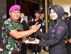 Satuan Brimob Polda Metro Jaya Mendapat Surprise Dari TNI AL Korps Marinir, Wujud Sinergi TNI-Polri di Hari Bhayangkara ke-79.