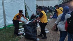 Personil Polres Metro Bekasi Kota Tanggap Kebersihan Usai Upacara HUT Bhayangkara ke-79
