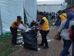 Personil Polres Metro Bekasi Kota Tanggap Kebersihan Usai Upacara HUT Bhayangkara ke-79