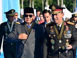 Kapolri Dan Presiden Kenakan Tanda Kehormatan Bintang Bhayangkara Utama Saat Pimpin Upacara HUT Bhayangkara ke-79