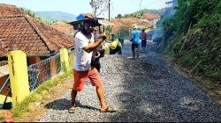 Pengaspalan Pada Jalan Bojonggaling Bantargebang, di Sambut Warga