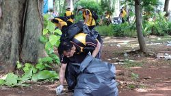 Polisi Bersihkan Sampah Usai Upacara HUT Bhayangkara ke-79 di Monas