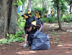 Polisi Bersihkan Sampah Usai Upacara HUT Bhayangkara ke-79 di Monas