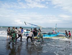 Personel Polda Bali Turut dikerahkan Cari Korban Kapal Tenggelam di Selat Bali.