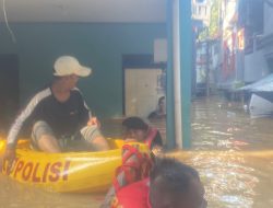 Luapan Kali Ciliwung Rendam Kebon Pala, Dit Samapta Polda Metro Jaya Laksanakan Patroli Dan Evakuasi Warga