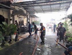 Babinsa Dan Damkar Sigap Padamkan Kebakaran Rumah Toko Milik Warga Di Kedungwaringin