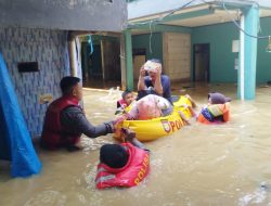 Polda Metro Jaya Evakuasi 254 Warga Kebon Pala Yang Mengalami Musibah Banjir