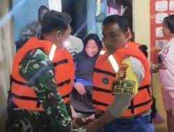Aksi Kemanusiaan Bhabinkamtibmas Jati Padang: Evakuasi Dua Ibu Hamil Korban Banjir di Tengah Malam