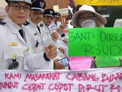 Kades Se-cabangbungin Dan Camat Minta Bupati Bekasi Ganti Dirut RSUD Cabangbungin   BEKASI -Pengusiran Direktur Utama Rumah Sakit Umum Daerah (RSUD) Cabangbungin dr. Erni Herdiani terus bergulir. pasalnya saat ini seluruh kepala desa (kades) sudah membuat surat kepada Bupati Bekasi Ade Koswara Kunang untuk Menganti atau memecat Direktur yang sudah sangat menyelengsarakan masyarakat dan kerap memicu konflik sosial tersebut.  Ketidaksudian itu terjadi pada pekan lalu yang diketahui ribuan masyarakat mengeruduk kantor kecamatan hingga RSUD Cabangbungin. Yang menuntut mundur dr. Erni Herdiani atau di pecat oleh Bupati Bekasi. Hal itu karenakan masyarakat Cabangbungin sudah tidak Sudi diwilayahnya di pimpin oleh orang yang munafik kepada masyarakat. Pemicu tidak sudinya masyarakat karena maraknya kasus asusila kepada pasien, penolakan pasien , Mal Praktek dan banyak lagi yang di nilai masyarakat sudah Sangat bobrok dalam pelayanannya.  Kepala Desa Setialaksana Kecamatan Cabangbungin, Rohmat Hidayatullah mengatakan pihaknya akan meneruskan aspirasi masyarakat Cabangbungin dengan delapan kepala desa yang ada untuk membuat surat kepada Bupati dengan difasilitasi oleh Camat Cabangbungin untuk segera memecat Direktur yang sudah tidak bisa lagi di terima keberadaannya oleh masyarakat Cabangbungin tersebut.  “Kami para kepala desa sudah sepakat dengan pak camat akan membuat surat permohonan untuk pergantian direktur Utama RSUD Cabangbungin,”tegasnya di tengah-tengah ribuan aksi unjuk rasa belum lama ini.  Ditambahkannya, mekanisme pemecahan ada di Bupati Bekasi dalam hal ini kepala desa akan berjuang semampu dan sekuat tenaga agar Direktur Utama RSUD Cabangbungin di ganti sebab jika dibiarkan atau tidak di ganti akan terus mengundang emosi di masyarakat yang merasa aspirasinya tidak di tanggapi oleh masyarakat Cabangbungin. “Ini sudah sangat urgen Pemerintah Kabupaten Bekasi harus segera menindaklanjutinya,”paparnya.  Sementara Camat Cabangbungin, Mirtono Suherianto mengatakan pihaknya akan memfasilitasi aspirasi masyarakat Cabangbungin dan para kepala desa dan saat ini pun pihaknya intens melaporkan kepada Bupati Bekasi mengenai perkembangan tuntutan di masyarakat sehingga kata dia di harapkan pekan ini sudah ada jawaban dari pemerintah Kabupaten Bekasi tentang tuntutan masyarakat tersebut.  ” Pak bupati sudah mengetahui dan pekan ini para kepala desa akan menghadap ke bupati dengan membawa usulan tentang pergantian direktur utama RSUD Cabangbungin,”imbuhnya.  Sekedar diketahui, pada saat aksi demo pekan lalu ribuan masyarakat menyerukan tentang pencopotan Direktur Utama RSUD Cabangbungin dan masyarakat mengancam jika tidak di tanggapi oleh Bupati Bekasi maka masyarakat akan melakukan aksi yang lebih besar lagi di kompleks Pemerintahan Kabupaten Bekasi.  (Mulis)