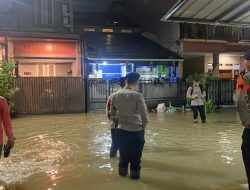 Brimob Polda Metro Jaya Laksanakan Patroli SAR di Wilayah Tangsel, Bantu Warga Terdampak Genangan Air