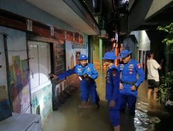Tim SAR Ditpolairud Polda Metro Jaya Tanggap Banjir, Laksanakan Patroli Dan Evakuasi Warga di Jakarta Timur