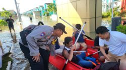 Gerak Gerak Cepat,Polsek Tambelang Bersama Forkopimcam Evakuasi Warga Yang Terdampak Banjir Akibat Luapan Kali Bekasi