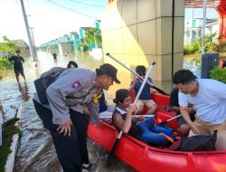 Gerak Gerak Cepat,Polsek Tambelang Bersama Forkopimcam Evakuasi Warga Yang Terdampak Banjir Akibat Luapan Kali Bekasi