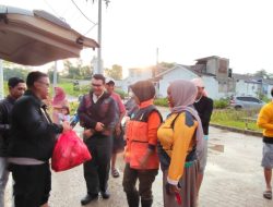 Bentuk Kepedulian Kapolsek Serang Baru Berikan Bantuan Konsumsi Makanan dan Minuman Kepada Warga Yang Terdampak Banjir