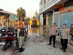 Kapolsek Setu Bersama Forkopimcam Tinjau Langsung Genangan Air Akibat Luapan Kali Sadang Di Desa Ciledug