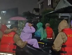 Brimob Polda Metro Jaya Evakuasi Puluhan Warga Terdampak Banjir di Gardenia Estate