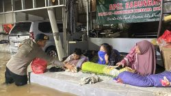 Brimob Polda Metro Jaya Laksanakan Patroli Siaga Banjir di Jati Padang, Distribusikan Bantuan ke Warga