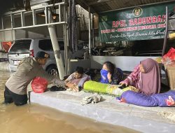 Brimob Polda Metro Jaya Laksanakan Patroli Siaga Banjir di Jati Padang, Distribusikan Bantuan ke Warga