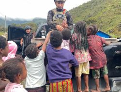 Personel Ops Damai Cartenz Sambangi Anak-anak di Puncak Jaya