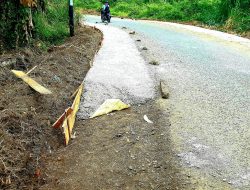 Kuat Dugaan Pekerjaan Bahu Jalan Pasirsuren Cikidang Di Kurangi Ketebalan Beton Cor