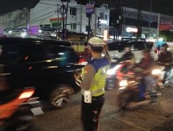 Polsek Bekasi Barat Laksanakan Gatur Lalin Malam Antisipasi Kemacetan