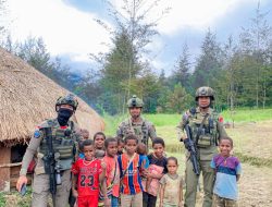 Satgas Ops Damai Cartenz 2025 Gelar Patroli Dan Bagi Sembako di Distrik Omukia, Puncak Papua Tengah