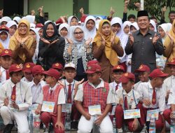 Ketua TP PKK Kota Bekasi Meninjau Kegiatan MPLS ke Sejumlah Sekolah