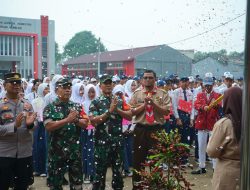 SINERGITAS TNI-POLRI MENGHADIRI PEMBUKAAN MPLS DI SMKN 15 KOTA BEKASI WILAYAH KELURAHAN PADURENAN