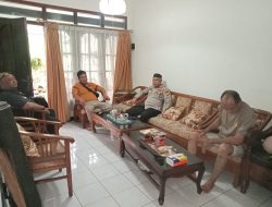 Kapolsek Bekasi Barat Kunjungi Anggota Yang Sakit Akibat Kecelakaan Lalu Lintas