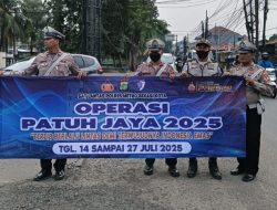 Operasi Patuh Jaya 2025, Unit Lantas Polsek Bekasi Utara Melaksanaan Edukasi Dan Berbagi Brosur Kepada Pengendara