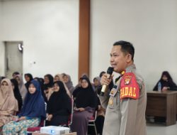 Cegah Kenakalan Remaja, Kanit Binmas Polsek Cikarang Barat Berikan Penyuluhan di SMAIT Al Bunyan dalam Program Police Goes To School