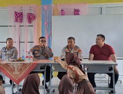 Kapolsek Serang Baru Melaksanakan Kegiatan”Police Goes To School”Berikan Bimbingan dan Penyuluhan Kepada Siswa-siswi Peserta MPLS SMP Islam Insan Cendekia
