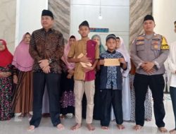 Bhabinkamtibmas Kelurahan Jatirangga Hadiri Kegiatan Santunan Anak Yatim Dan Dhuafa di Masjid Nurul Iman