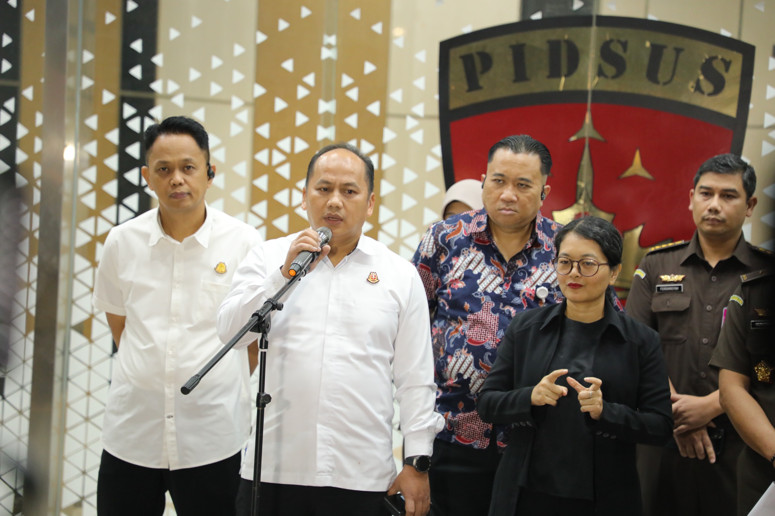 Kejaksaan Agung RI Memeriksa 9 Orang Saksi Terkait Perkara Dugaan Korupsi Minyak Mentah PT Pertamina.