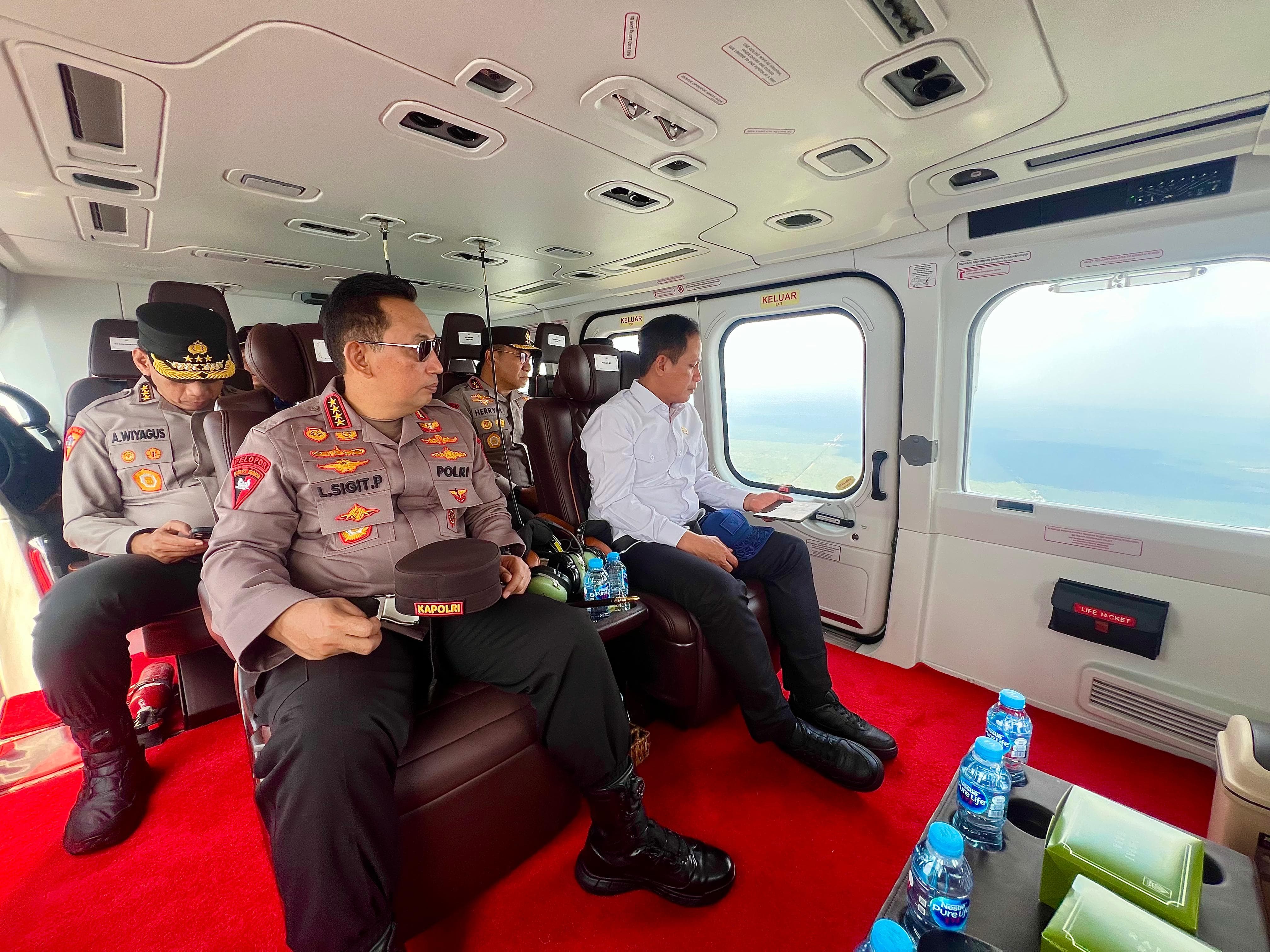 Kapolri Sigit Pantau Titik Api Via Udara, Cek Kesiapan Penanganan Karhutla di Riau.
