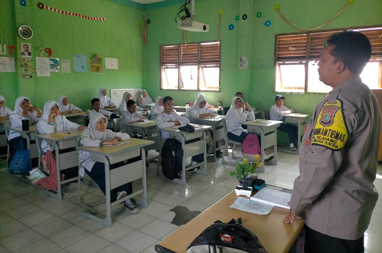 BHABINKAMTIBMAS KELURAHAN PEJUANG LAKUKAN PENYULUHAN SMP ISTIQOMAH