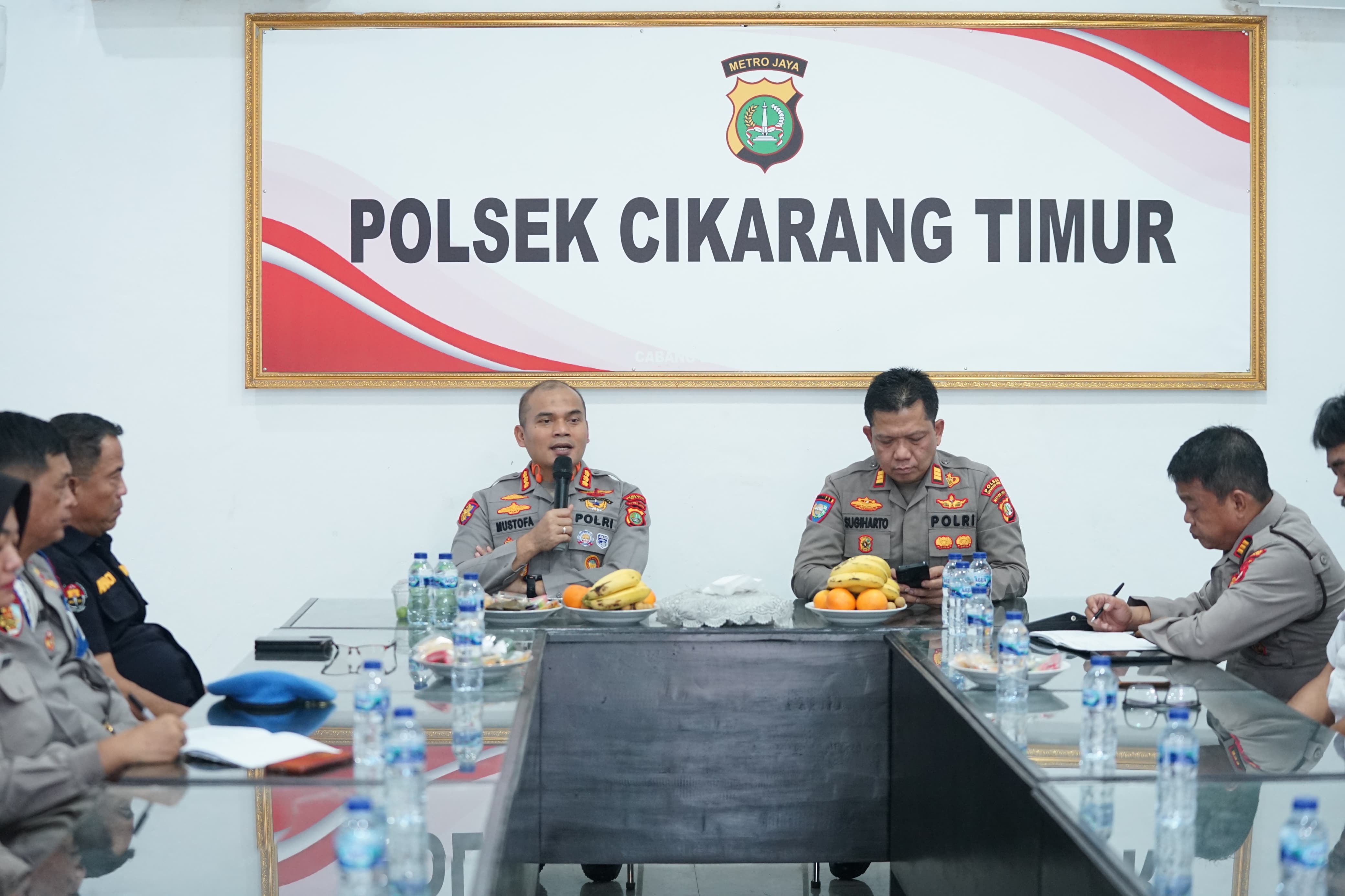 Kapolres Metro Bekasi Beri Arahan Tegas di Polsek Cikarang Timur : Tingkatkan Kinerja Dan Pelayanan Publik