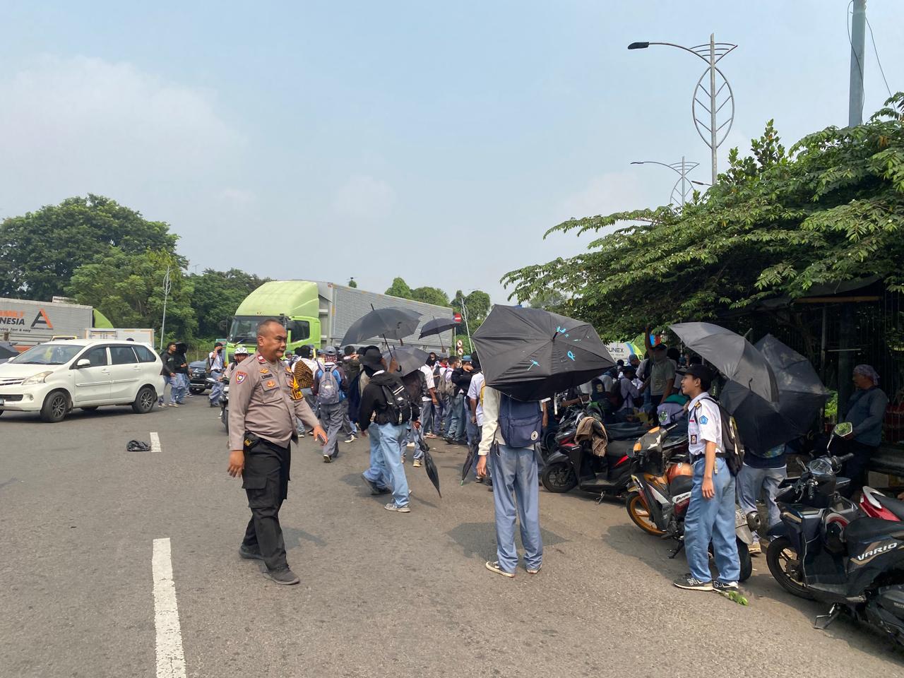 BHABINKAMTIBMAS PENGASINAN BERIKAN IMBAUAN KAMTIBMAS KEPADA PELAJAR, ANTISIPASI TAWURAN DI KAWASAN MAKAM