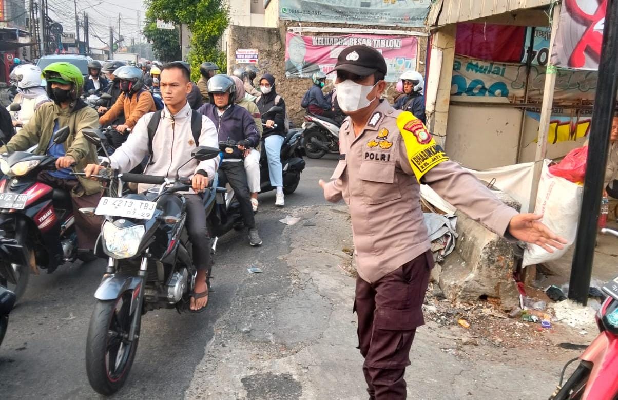 POLSEK PONDOK GEDE HADIR DI TITIK RAWAN MACET UNTUK KELANCARAN AKTIVITAS PAGI WARGA