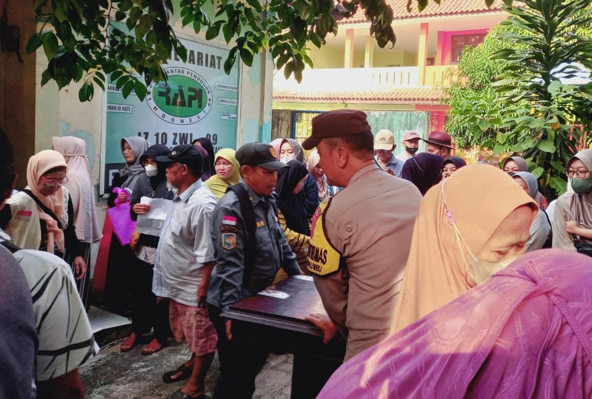 Kawal Bantuan Pangan, Bhabinkamtibmas Bojong Rawalumbu Pastikan Penyaluran Beras Untuk 732 Warga Lancar