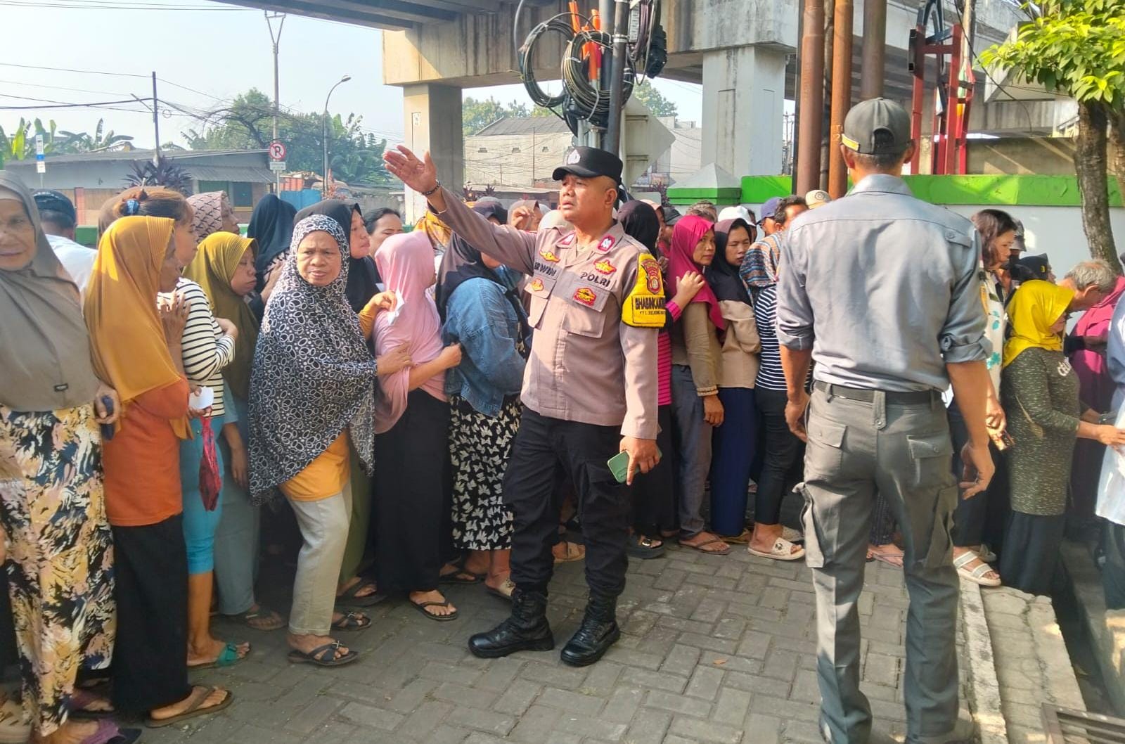 Kawal Bantuan Sosial, Bhabinkamtibmas Bojong Menteng Amankan Penyaluran 1.900 Kantong Beras