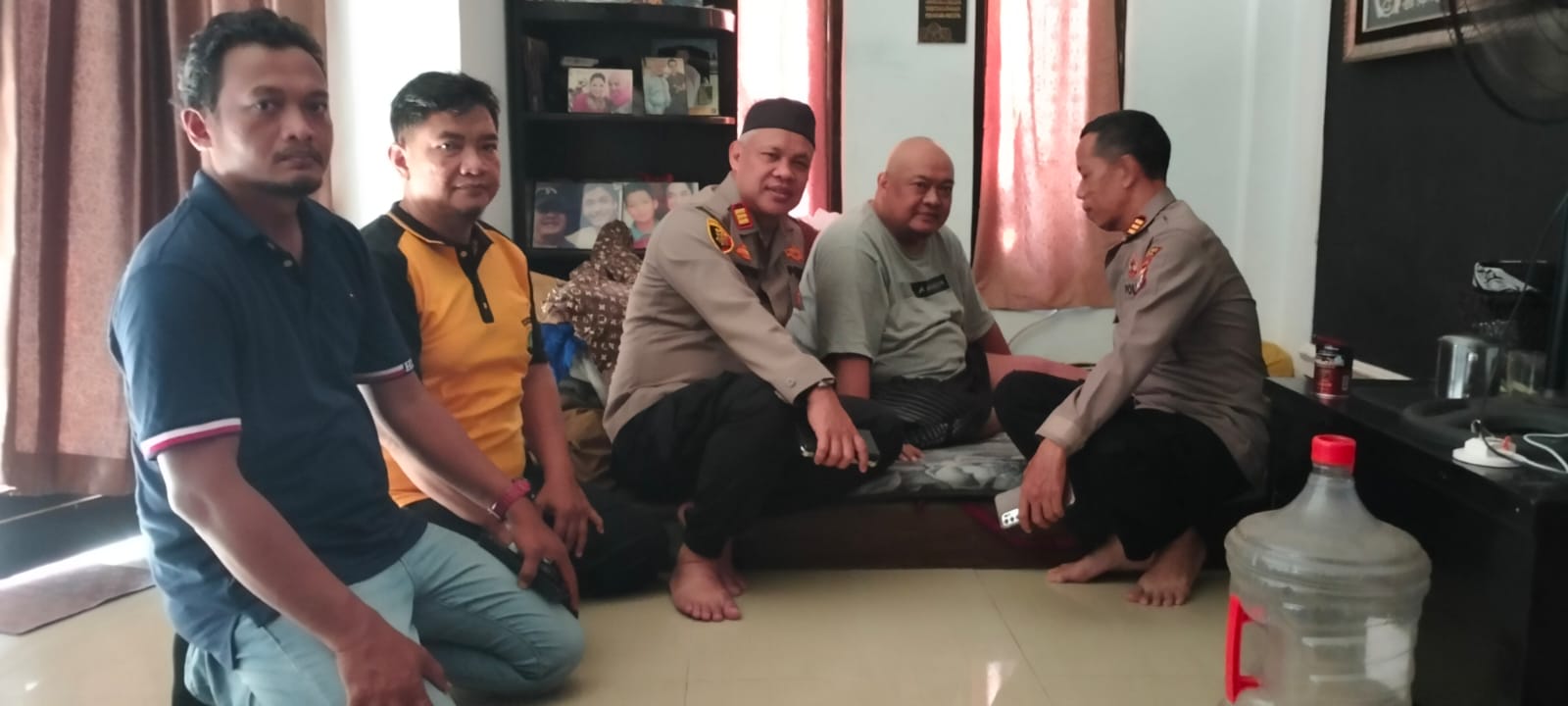 Bukti Kepedulian Dan Empati, Kapolsek Bekasi Barat AKP Dr. H. Wahyudi, SH., MH., Jenguk Anggota yang Sakit