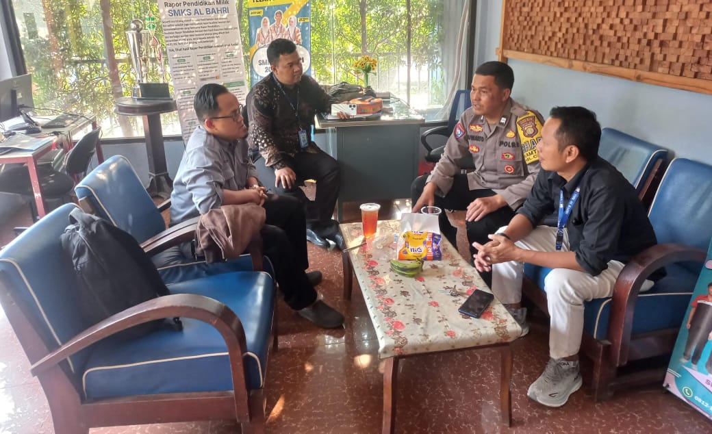Cegah Tawuran Dan Gangguan Ketertiban, Bhabinkamtibmas Cikiwul Sambangi SMK Al-Bahri