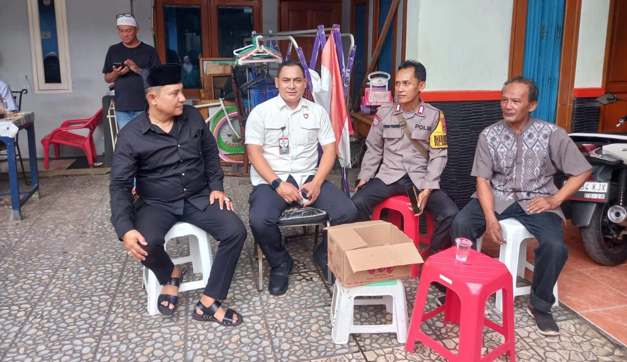 Bhabinkamtibmas Bintara Jaya Hadiri Pemakaman Tokoh Masyarakat, Jalin Silaturahmi Dengan Warga