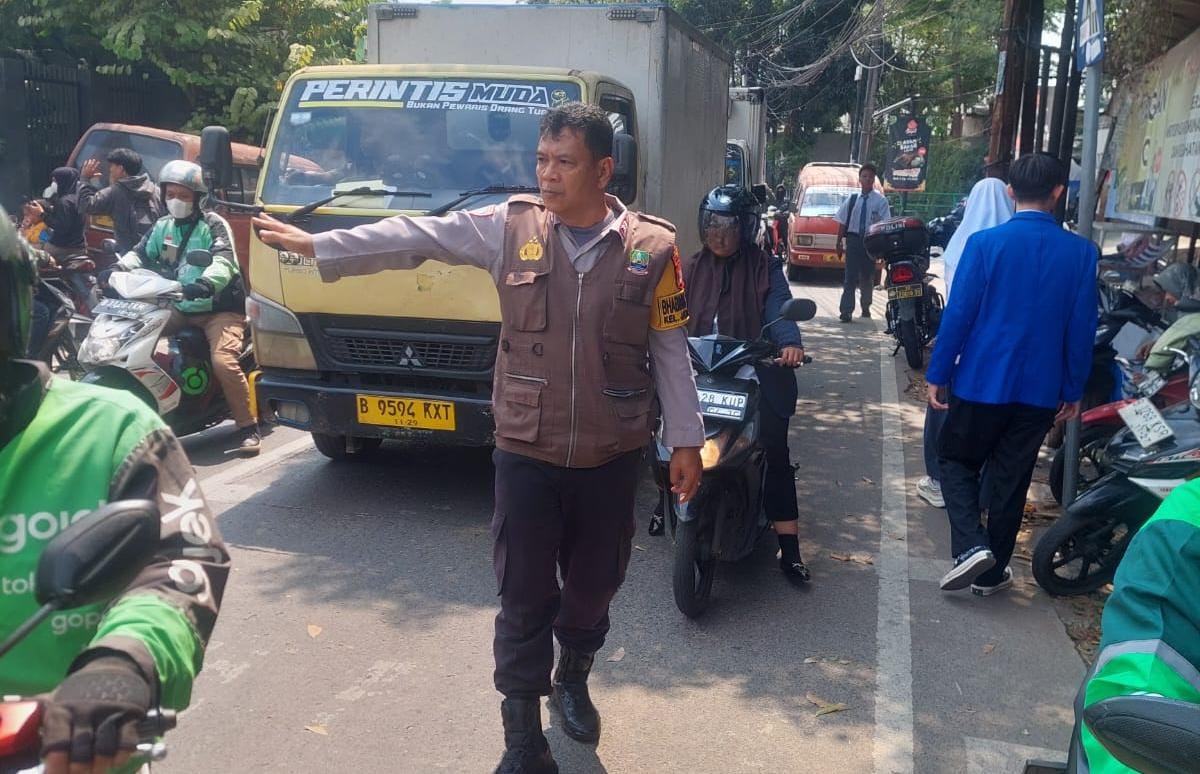 Urai Kepadatan Lalu Lintas, Bhabinkamtibmas Jatirahayu Atur Arus Kendaraan di Depan Sekolah Sandikta