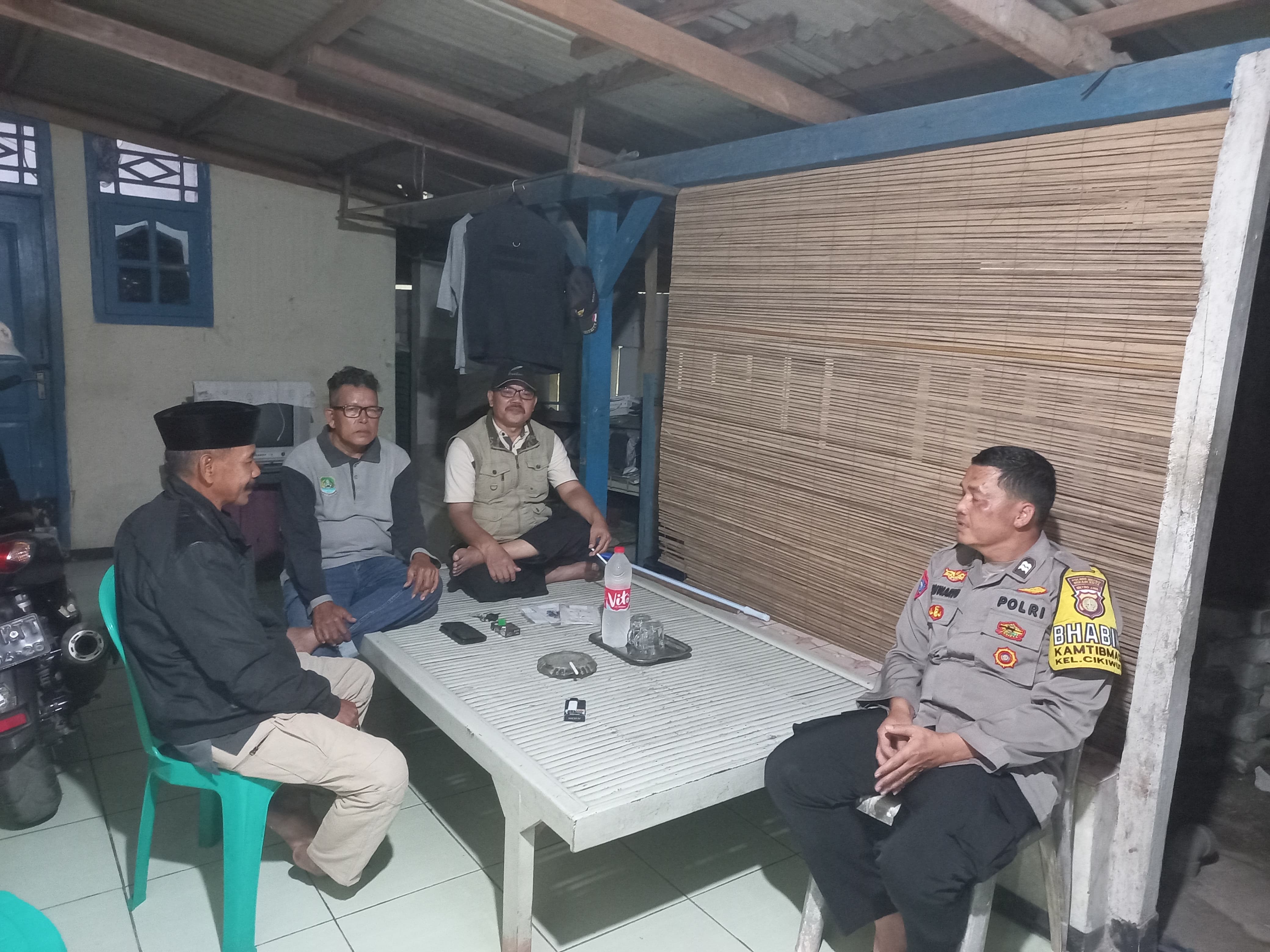 Bhabinkamtibmas Cikiwul Ajak Warga Waspada Dan Aktif Jaga Lingkungan Lewat Silaturahmi Kamtibmas